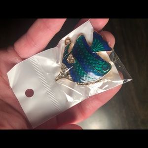🐠 brilliant blue and green fish pin